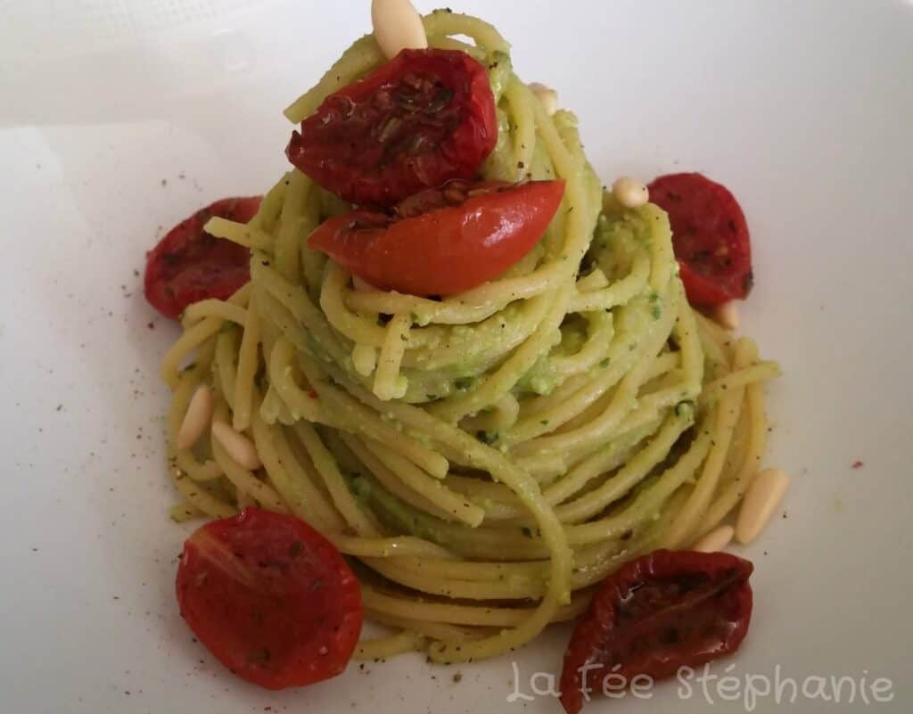 Spaghetti with avocado pesto